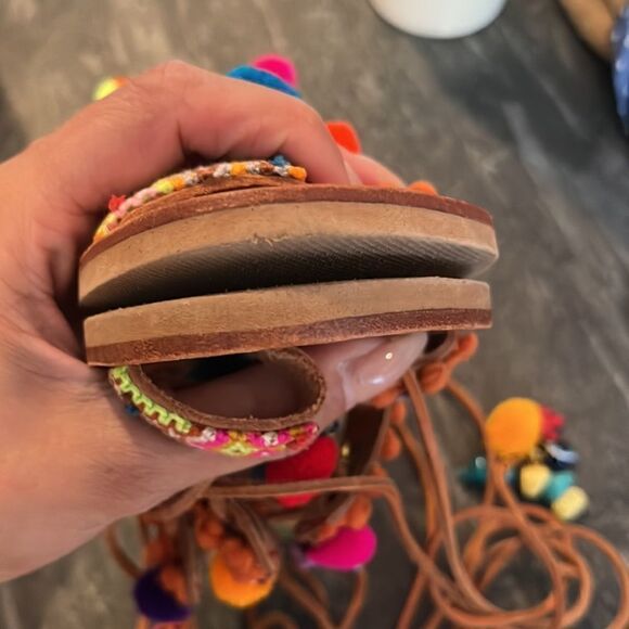 Wrap up Pom-Pom Sandals - Picture 5 of 7